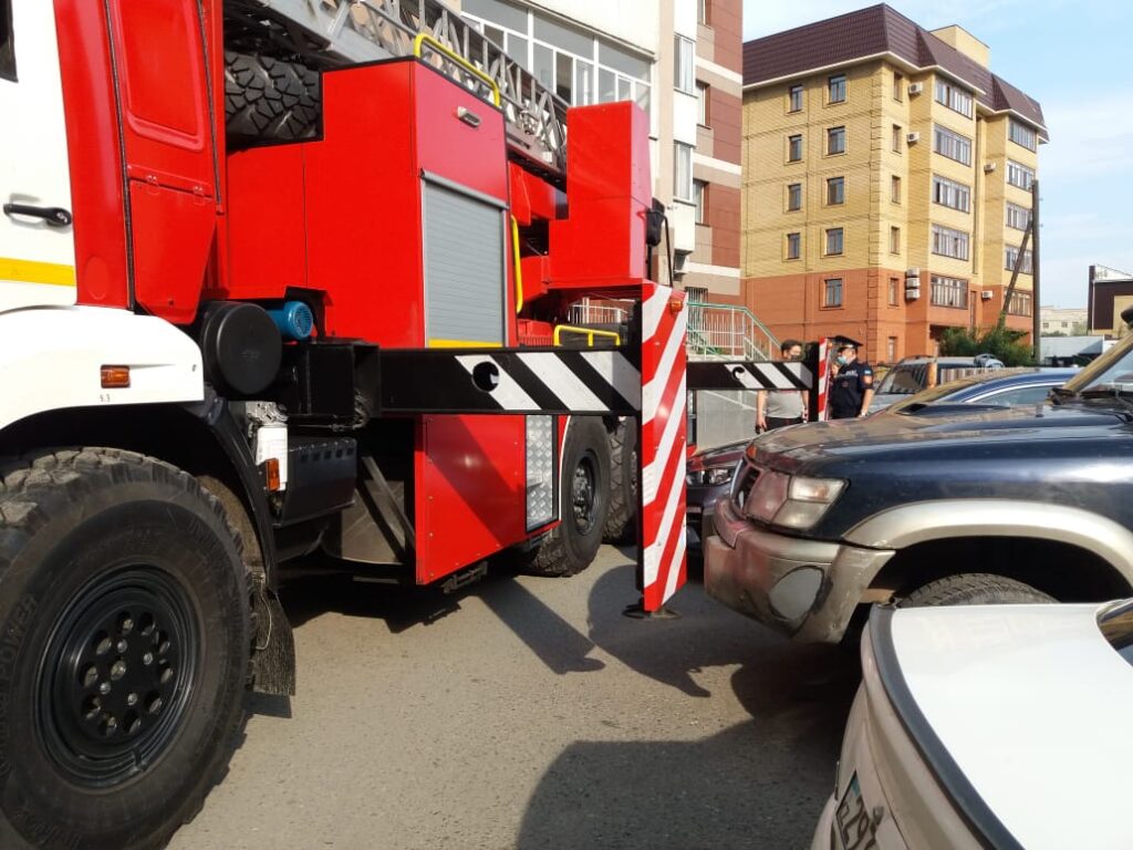 Пожарная машина не смогла проехать во двор в Семее — Объектив Восток