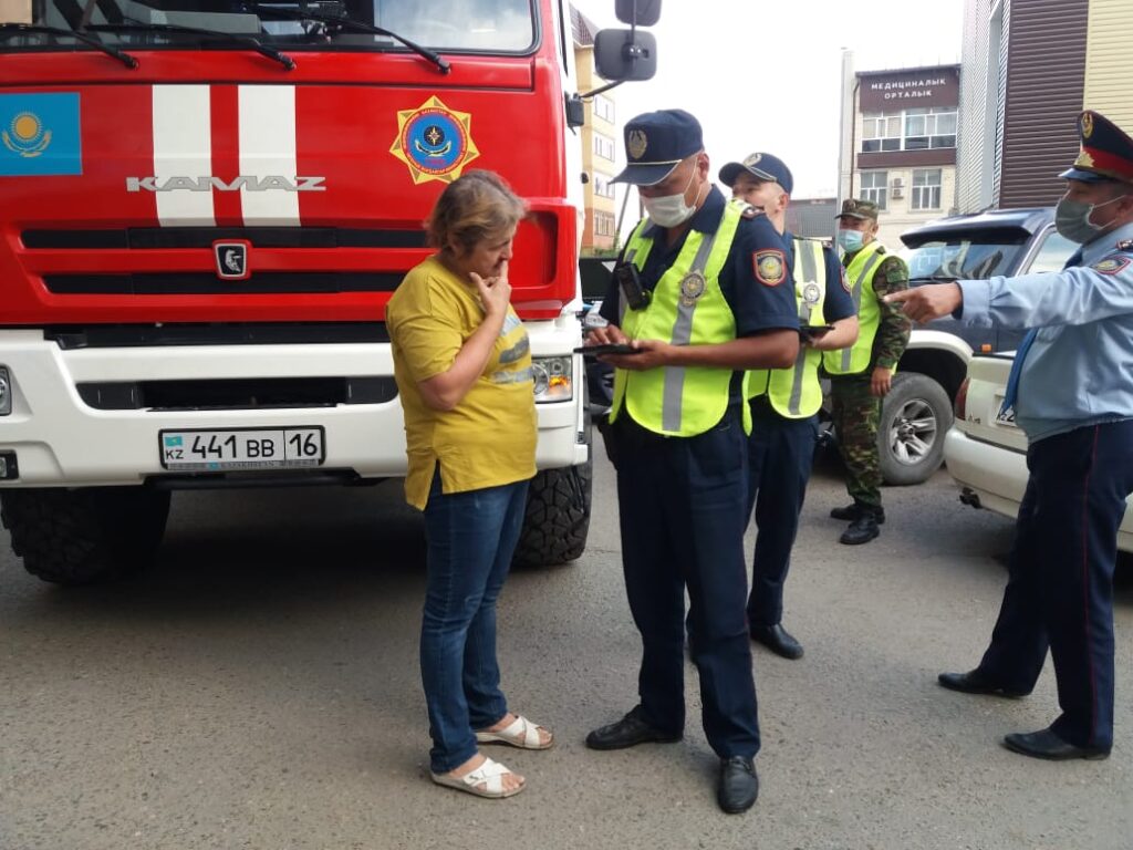 Пожарная машина не смогла проехать во двор в Семее — Объектив Восток