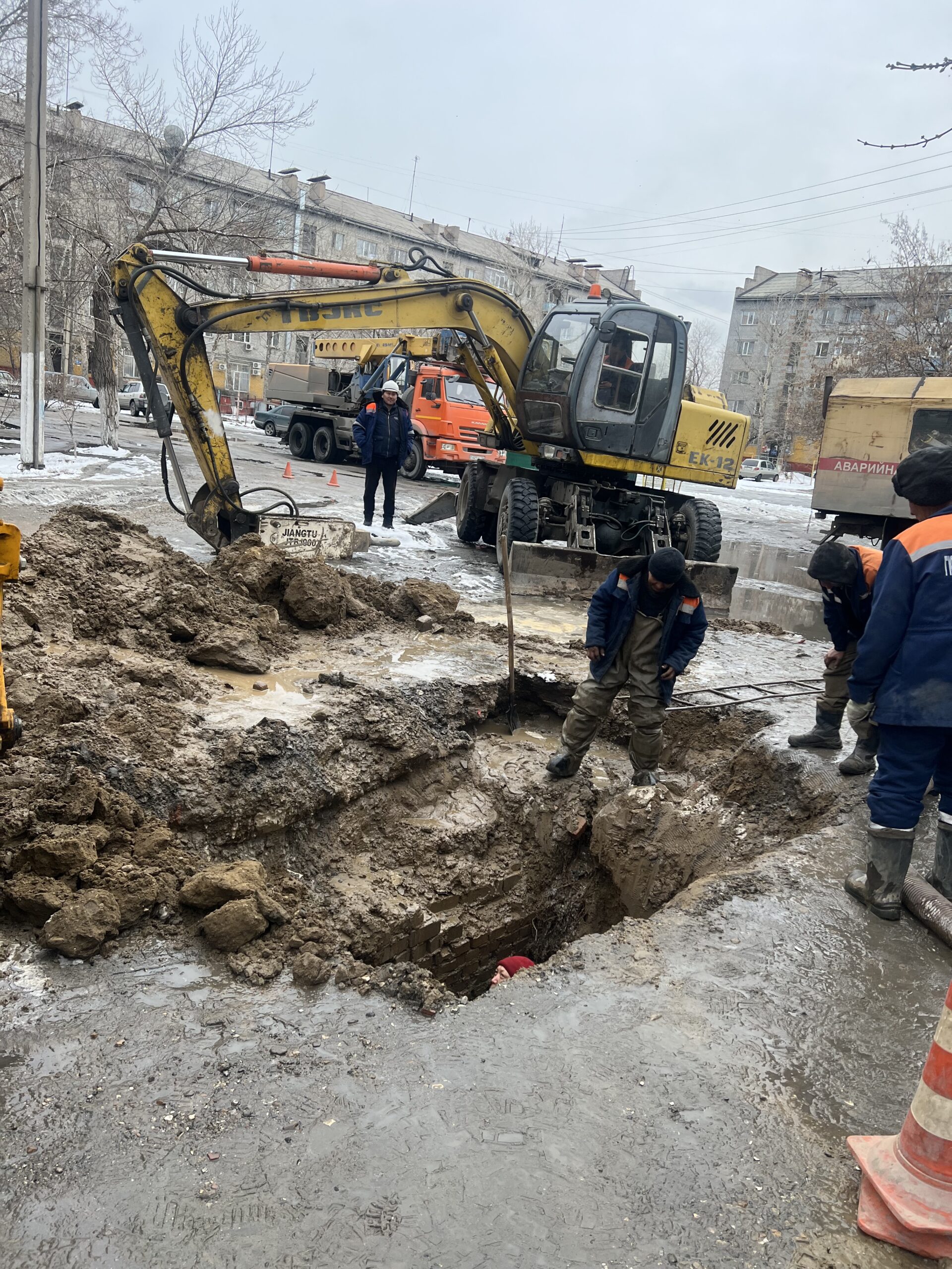 В одном из районов Семея прорвало канализацию — Объектив Восток