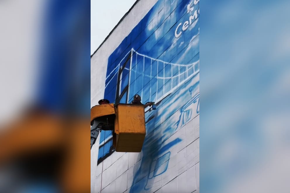 Изображение на фасаде здания как называется